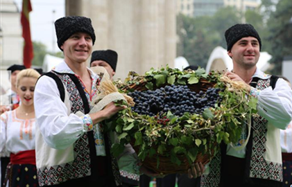 摩尔多瓦举办第16届葡萄酒节开幕